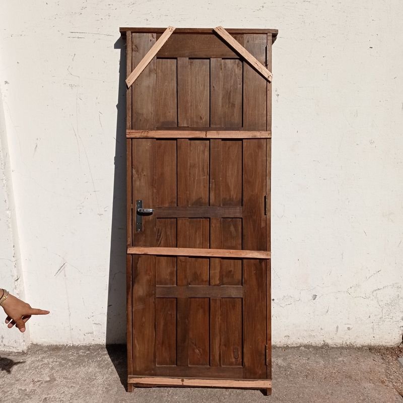 Puerta exterior en madera maciza con marco y cerradura - imagen 2
