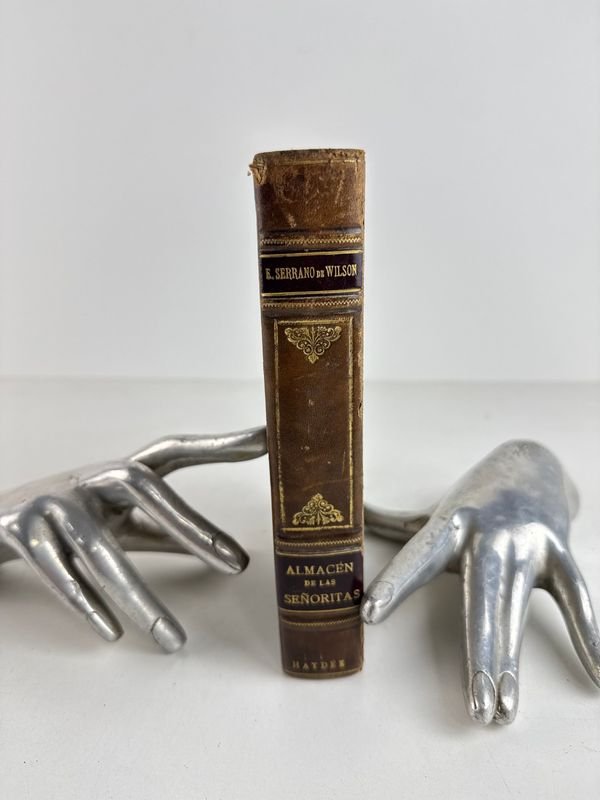 Lote siguiente: Libro antiguo con ilustraciones de castillos y manos de plata