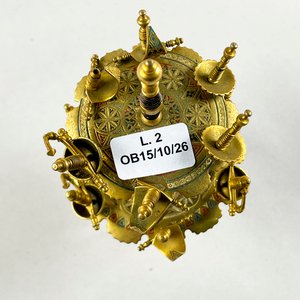 Soporte de Bronce de Dos Niveles con Pinchos y Detalles Decorativos - imagen 2