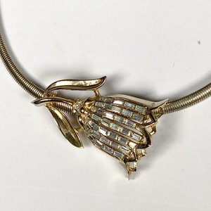 Dos Gargantillas Enchapadas con Piedras y Diseño Floral - imagen 3