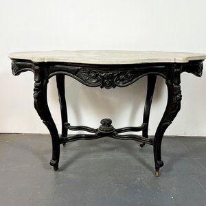 Lote siguiente: Mesa Victoriana Caoba con Tapa de Mármol Blanco y Detalles Tallados