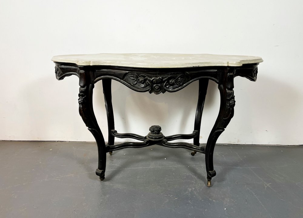 Mesa Victoriana Caoba con Tapa de Mármol Blanco y Detalles Tallados