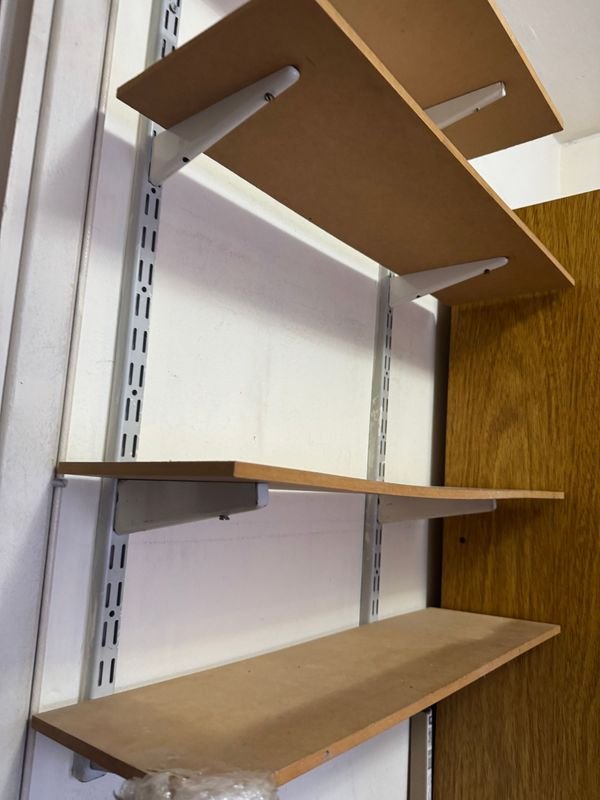 Estantería aérea de madera y metal - imagen 3