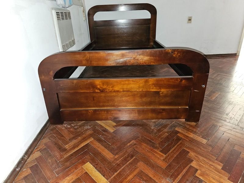 Cama de madera antigua con estructura larga - imagen 2