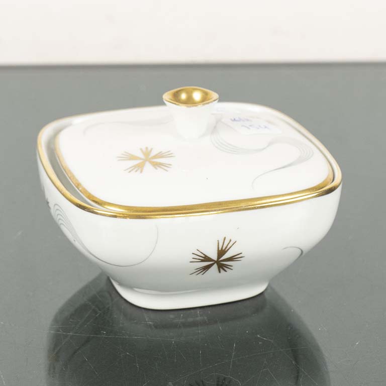 Lote siguiente: Bombonera de porcelana Bavaria, blanca con borde dorado - Medidas: 11x7cm
