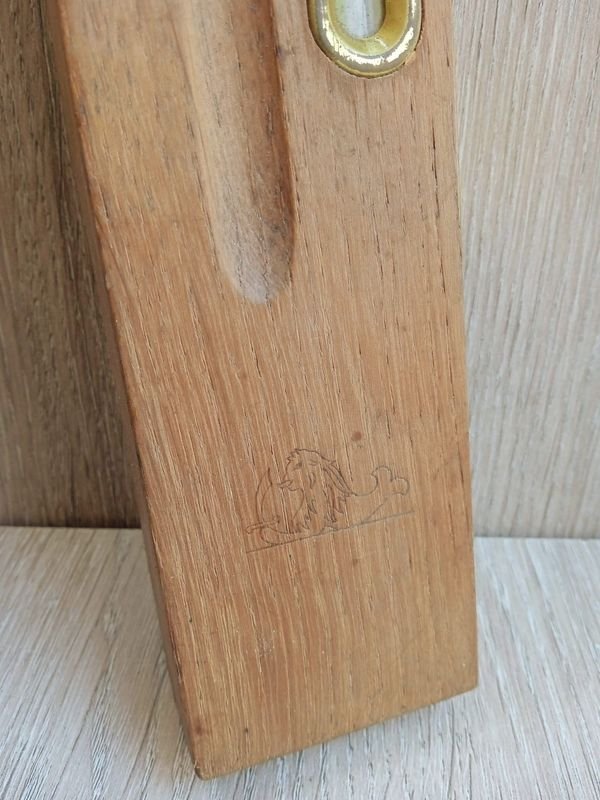 Mueble de madera con estante y accesorios - imagen 2