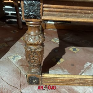 Mesa Ratona Antigua de Madera con Talla Decorativa - imagen 2