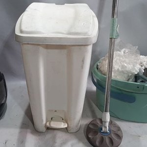 Casco Negro, Balde de Basura y Mopa con Centrifugador - imagen 1