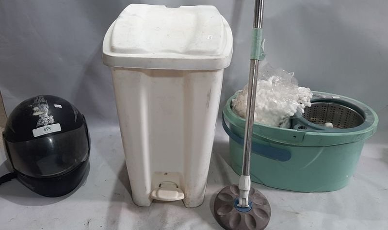 Casco Negro, Balde de Basura y Mopa con Centrifugador