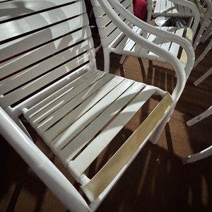 Sillas de Exterior de Aluminio Blancas con Cintas Desgastadas - imagen 4