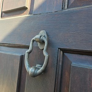Zaguan de madera dura con herrajes - imagen 4