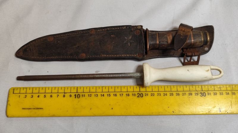 Antiguo Cuchillo con Mango de Bronce y Madera, Vaina y Chaira - imagen 6