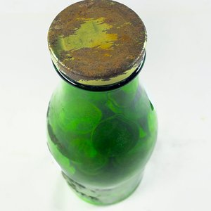 Botella Verde Llena de Monedas Antiguas - imagen 2