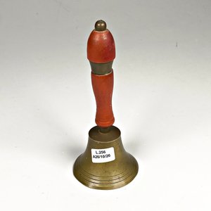 Lote siguiente: Campanilla de Bronce con Mango de Madera - Altura 16 cm