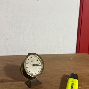 Lote anterior: Reloj despertador antiguo de bronce