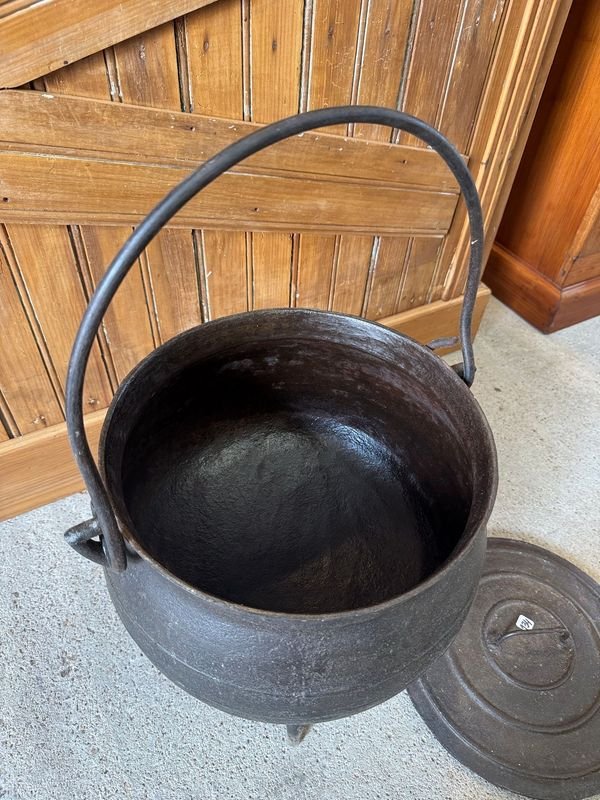 Olla Caldero en Hierro c/Tapa de 3 patas - Venta en Subasta - imagen 3