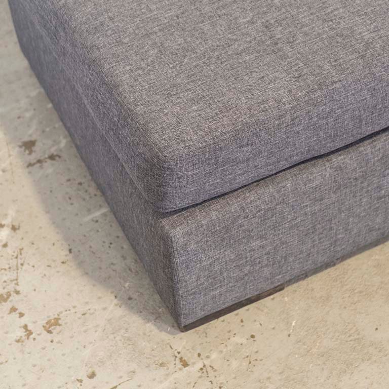 Almohadón de tapicería gris con forma de puff - imagen 2
