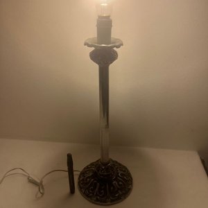 Lámpara de Sobremesa Antigua de Peltre Repujado - imagen 3