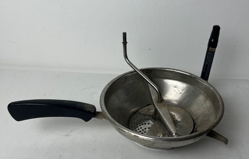 Molinillo para legumbres - Molinillo de metal antiguo - imagen 3