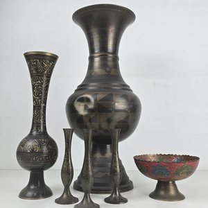 Lote de 6 piezas decorativas: 2 jarrones grandes, 3 floreros grabados y cuenco esmaltado - imagen 2