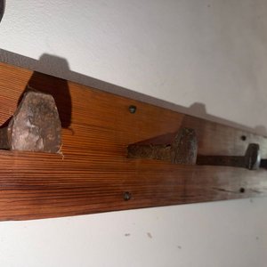 Colgador de Pared Rústico en Madera de Pinotéa y Ganchos de Hierro - imagen 3