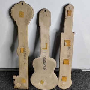 Lote de 3 Piezas Decorativas en Pasta: Llave, Guitarra y Cuchillo Gaucho - imagen 2
