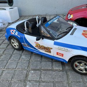 Dos autos a escala grandes, uno rojo y uno blanco, para niños - imagen 6