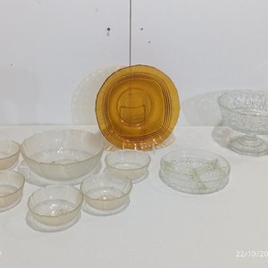 Lote siguiente: Lote de 9 piezas de vidrio: ensaladera, bowls, fuente ámbar, frutera y copetinera