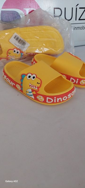 Zapatillas amarillas con diseño de dinosaurios - imagen 2