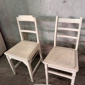 Par de Sillas de Madera Blancas Estilo Clásico - imagen 2