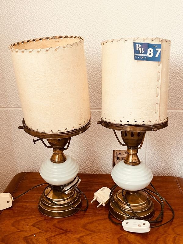 Par de Veladores de Bronce y Opalina con Pantallas