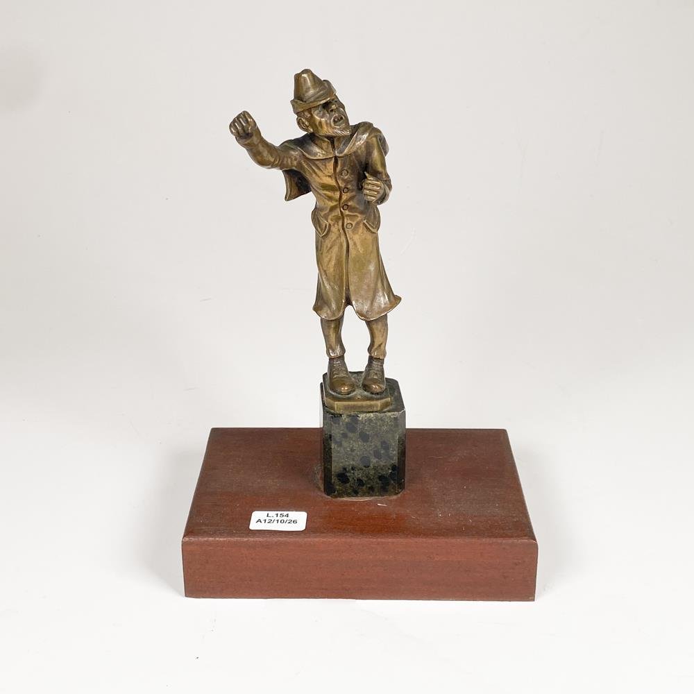 Figura de Bronce de Personaje con Pedestal