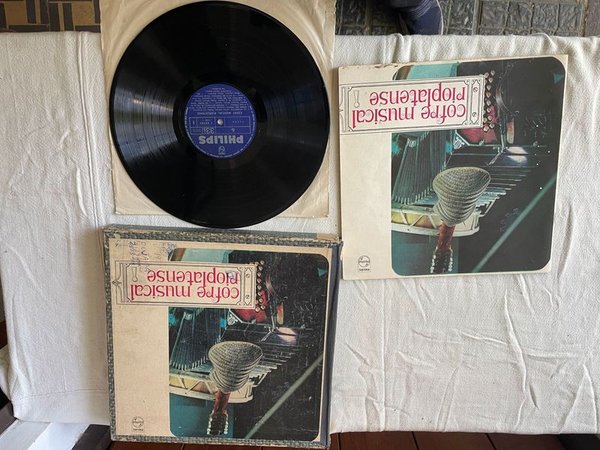 Cofre Musical Rioplatense: Discos de Vinilo con Ilustraciones y Textos