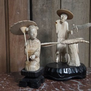 Lote siguiente: Dos Figuras Orientales Talladas en Marfil, 15cm