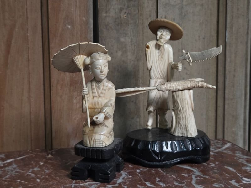 Dos Figuras Orientales Talladas en Marfil, 15cm