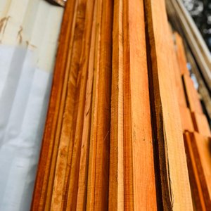 Lote de 34 Tablas de Eucalipto Colorado para Construcción - imagen 1