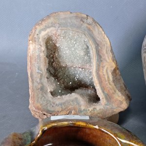Lote de 5 piezas: Cenicero de cerámica, geoda, caracol, florero de bronce y lámpara de aceite - imagen 3