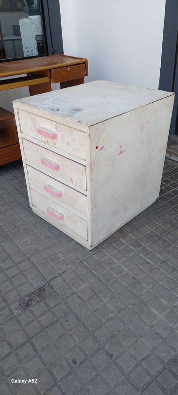 Mueble de madera en mal estado con cajones - imagen 3