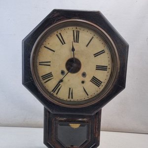 Lote siguiente: Antiguo Reloj de Pared Inglés/Americano Madera Oscura Principios Siglo XX