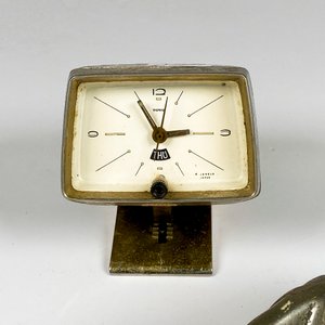 Figura de metal de capot de auto y reloj sobre mesa - imagen 4