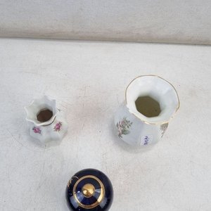 Conjunto Decorativo Porcelana Schmidt y Schumann Bavaria: 2 Jarrones Mini y Pieza con Tapa - imagen 1