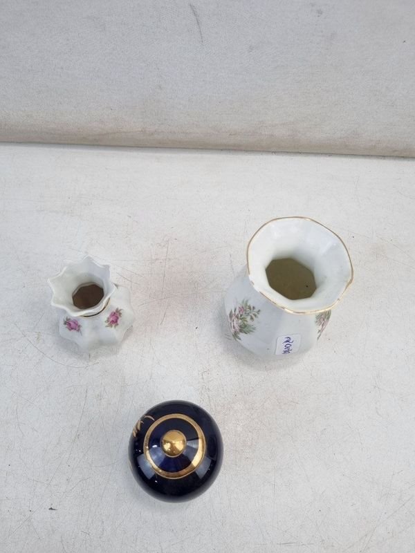 Conjunto Decorativo Porcelana Schmidt y Schumann Bavaria: 2 Jarrones Mini y Pieza con Tapa