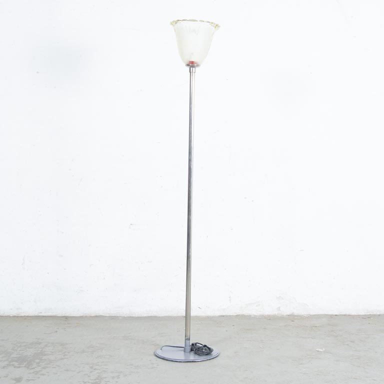 Lámpara de Pie Metálica con Tulipa de Cristal y Detalles en Base