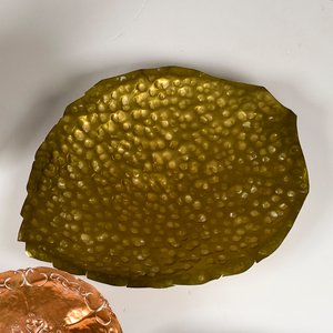 Lote de 6 piezas: Porrón de cerámica, despojador y ceniceros de cobre, y plato decorativo - imagen 6