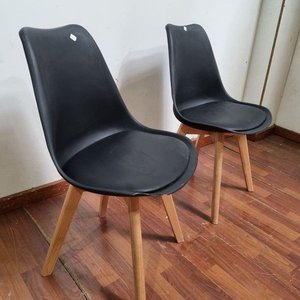 Par de Sillas Modernas Diseño Eames Plástico Negro y Madera Clara - imagen 3