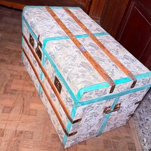 Antiguo Baúl Tapizado con Estampado Floral y Detalles en Madera - imagen 8