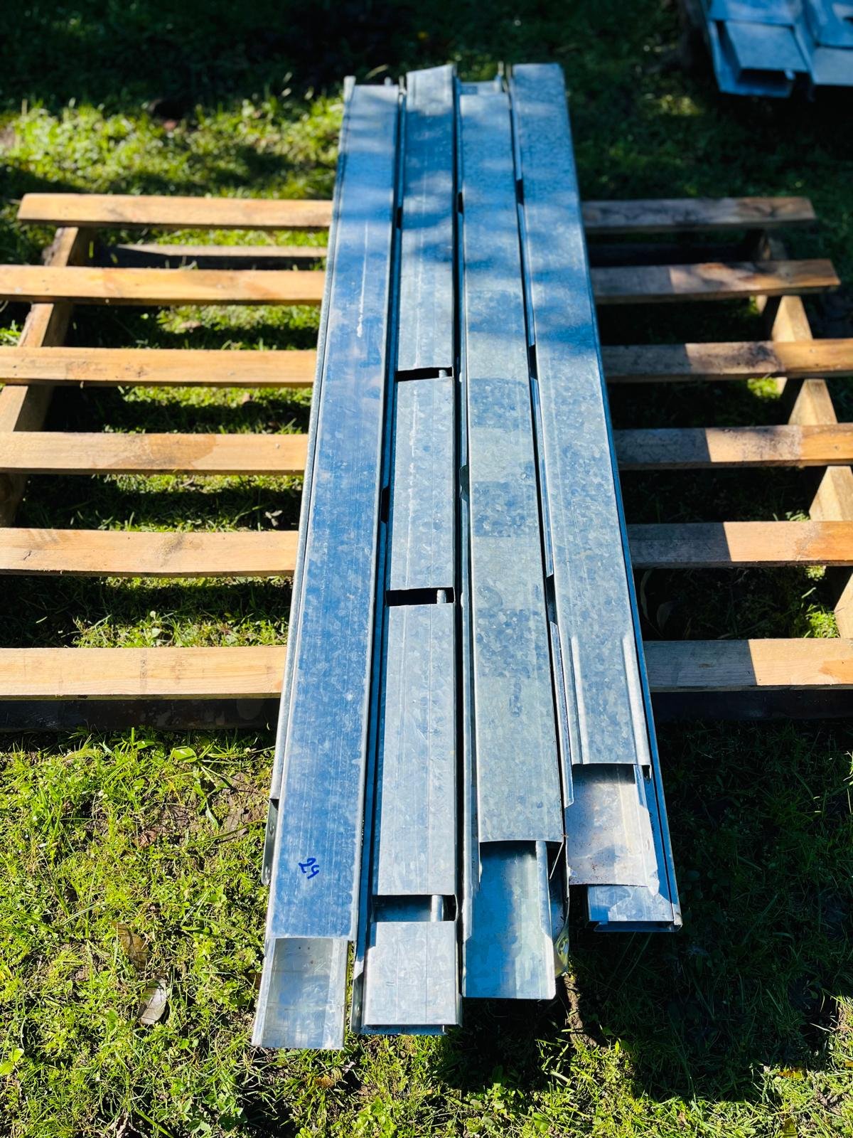 Lote de 24 Perfiles Galvanizados para Construcción