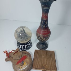 Lote anterior: Florero Metálico, Polvera Dorada, Castañuelas y Bola Nieve París