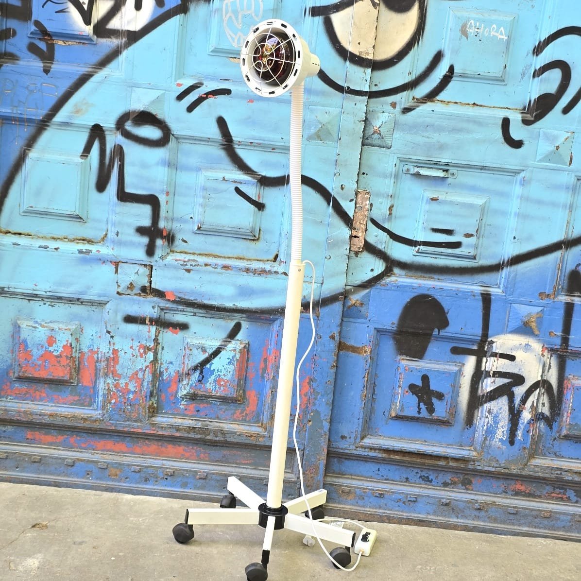 Item lote-16-lampara-infraroja-de-pie - Image 1