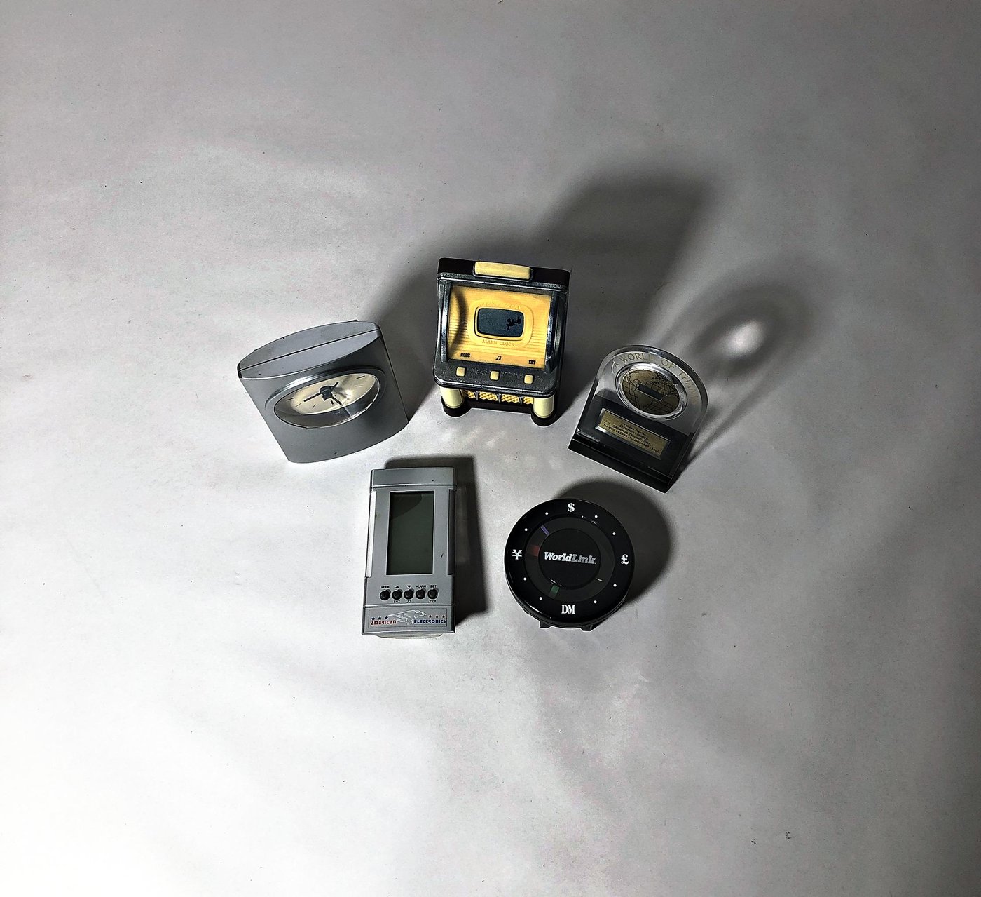 Lote de Cinco Relojes y Objetos Decorativos